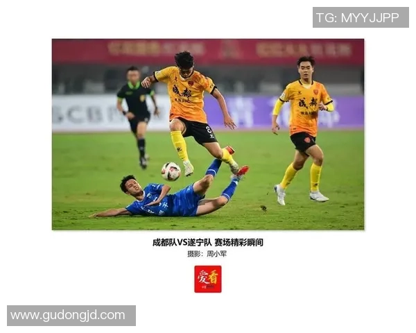 足球巨星精彩瞬间：球场上的英勇表现与荣耀时刻